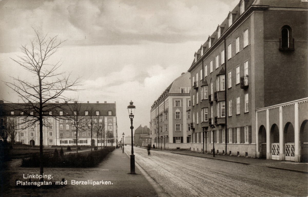 Orig. text: Linköping. Platensgatan med Berzeliiparken.
Platensgatan sedd mot norr.