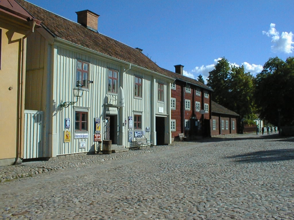E G Beckers handelsbod flyttad från Storgatan 62, Kopparslagaregården flyttad från Storgatan 64 och Skolmästaregården flyttad från Storgatan 66, samtliga byggnader är flyttade till Gamla Linköping.
E G Beckers handelsbod: Huset flyttades till Gamla Linköping från Storgatan 62. Byggnaden stod klar 1757. Byggherre var guldsmeden Samuel Presser (d 1783). Den är en typisk hantverkaregård från andra hälften av 1700-talet, med verkstaden i bottenvåningen och bostaden i ovanvåningen. Ingången vette mot gården. Portlidrets dörrar var låsbara. Affärsingången togs upp 1864 i samband med att handlaren E G Becker (1823-1906) öppnade butiken på Järntorget. Sockertoppen ovanför entrén har tidigare suttit på Bergströms affär på Drottninggatan 18 i Linköping.