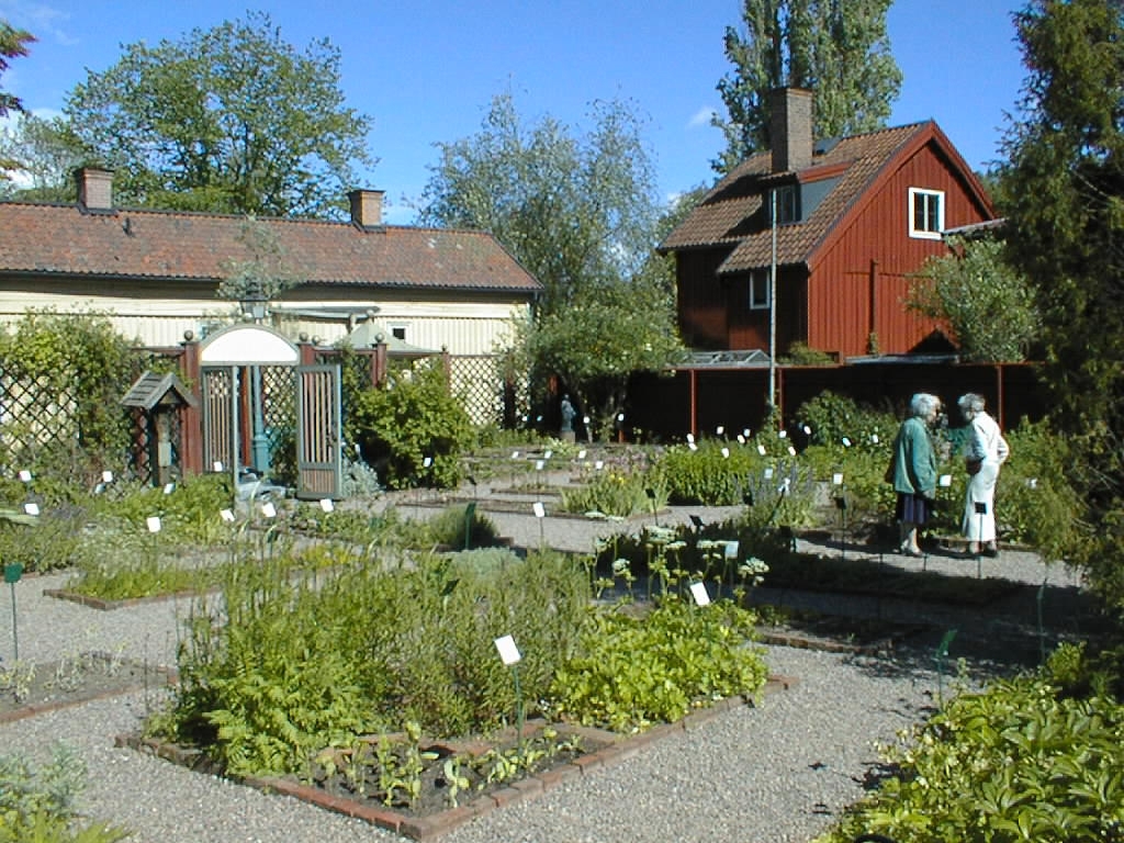 Carl Johanssons Örtagård.
Örtagården är ett försök att återuppliva den medicinalträdgård som anlades för Linköpings gymnasium på 1700-talet och som på grund av ogynnsamma omständigheter fick kort varaktighet. Trädgårdens inramning med omväxlande plank och spaljé går tillbaka på förebilder i gamla Linköpings trädgårdar, som i sin tur visar anknytningen till barocktidens svenska trädgårdsideal.