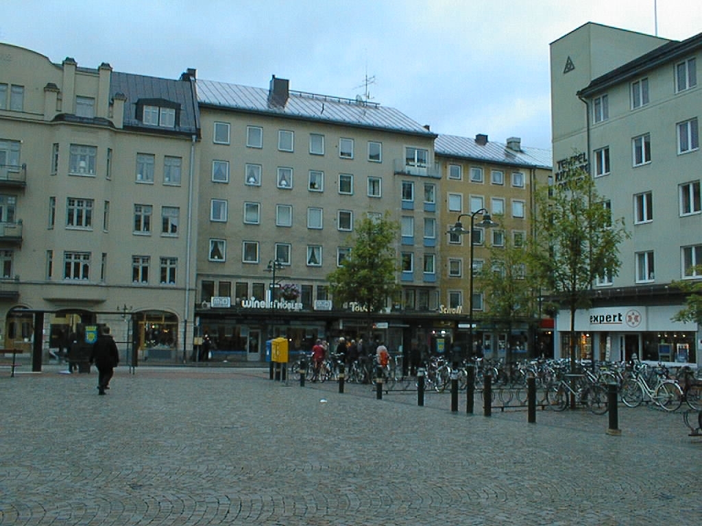Trädgårdstorget sett mot S:t Larsgatan.
Vid byggnaden rakt fram låg tidigare posthuset, flyttad till Gamla Linköping.
