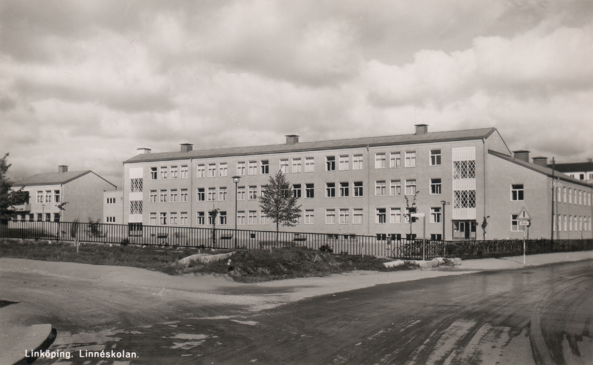Orig. text: Linköping. Linnéskolan.

Södra Linnéskolan, invigd 1947, sedd mot norr från korsningen Lasarettsgatan/S:t Larsgatan.