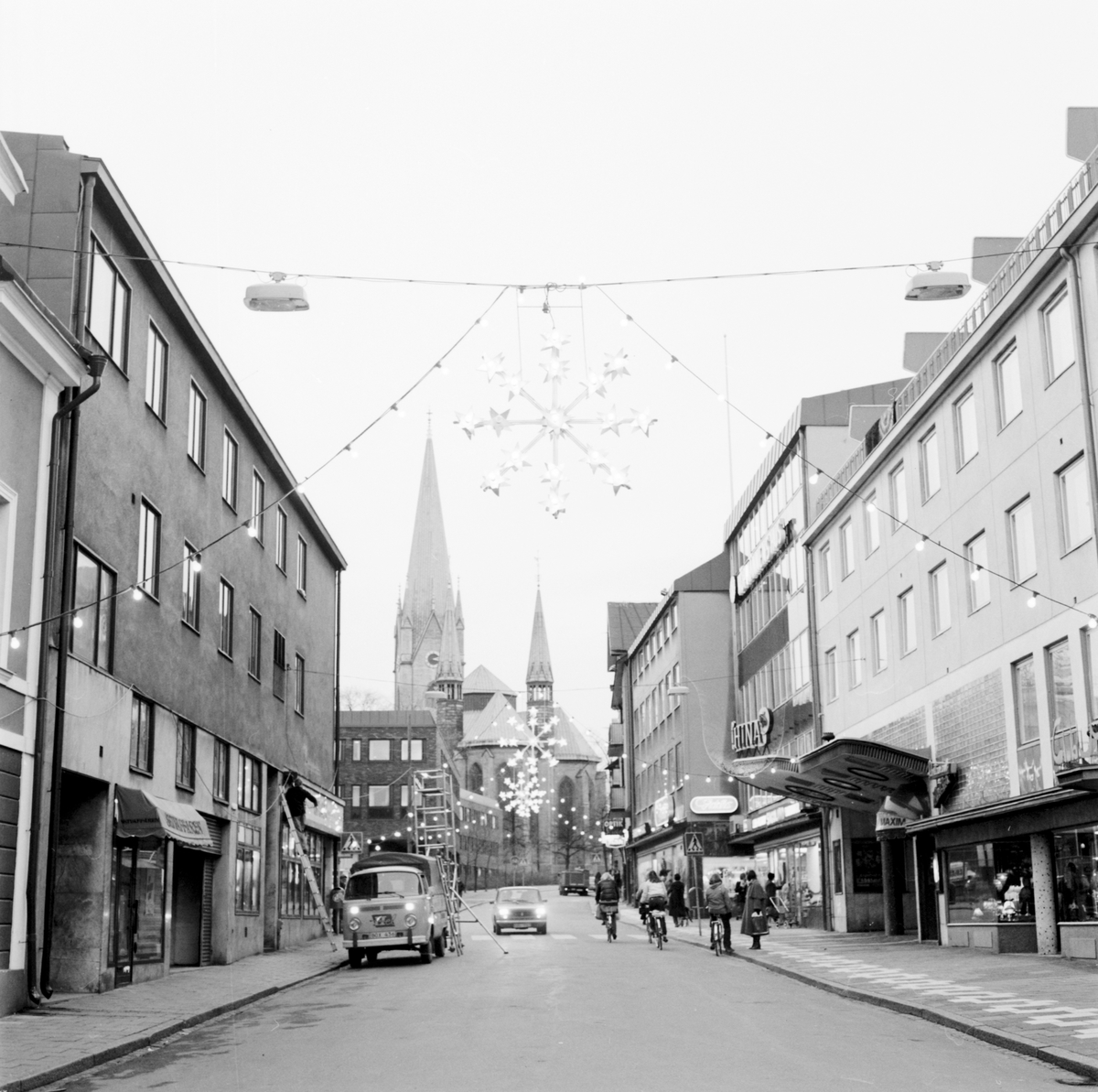 Julbelysning efter Ågatan, sedd västerut från Klostergatan. Bild