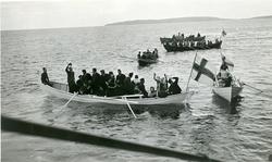 Færøyene 01.08.1932. Småbåter med mange mennesker hilser DA 