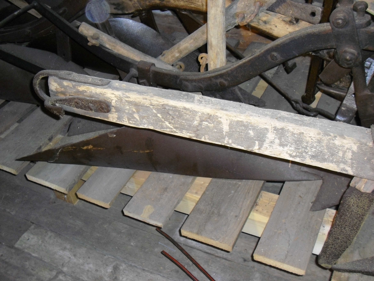 Plog med bukkehornstyre, skjær av tre - belagt med jern. 