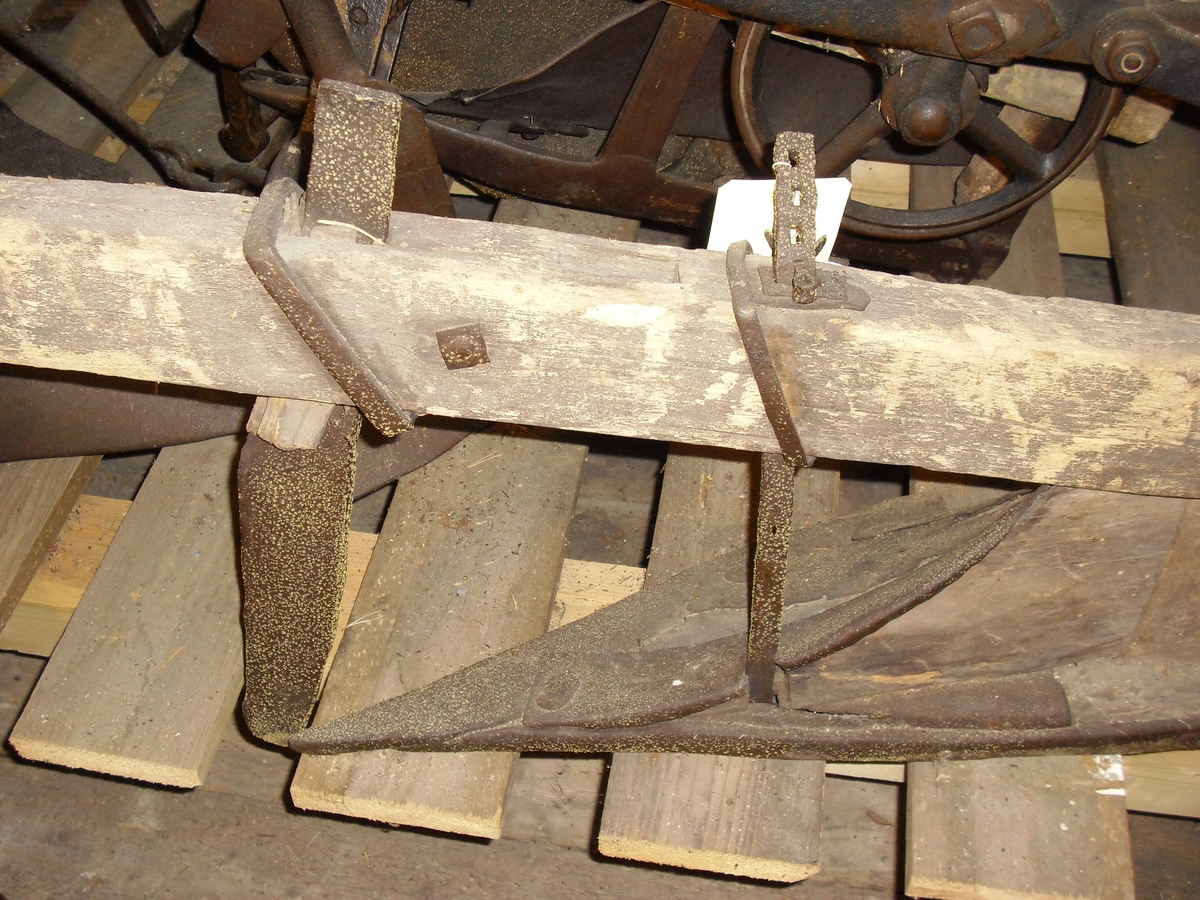 Plog med bukkehornstyre, skjær av tre - belagt med jern. 