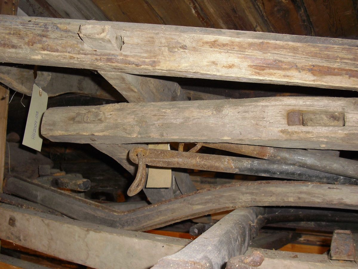 Mye rust, skade i tre. 