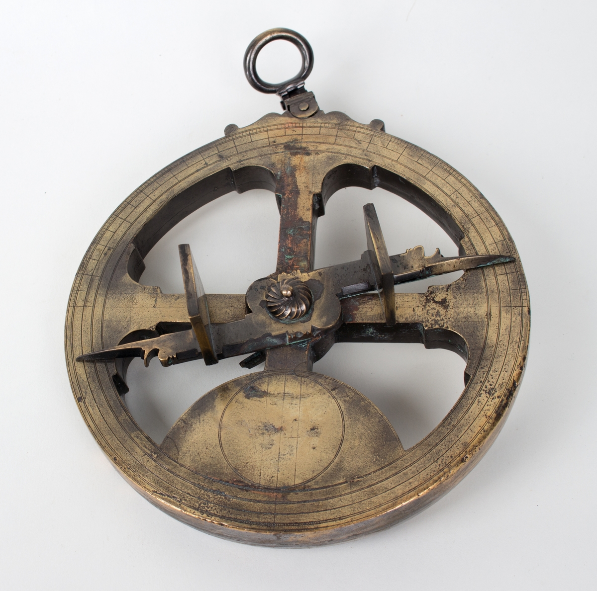 Sirkelformet astrolabium i messing, med skive som kan skyves på for å stille det inn. Originalen er utstilt ved The Science Museum i London.