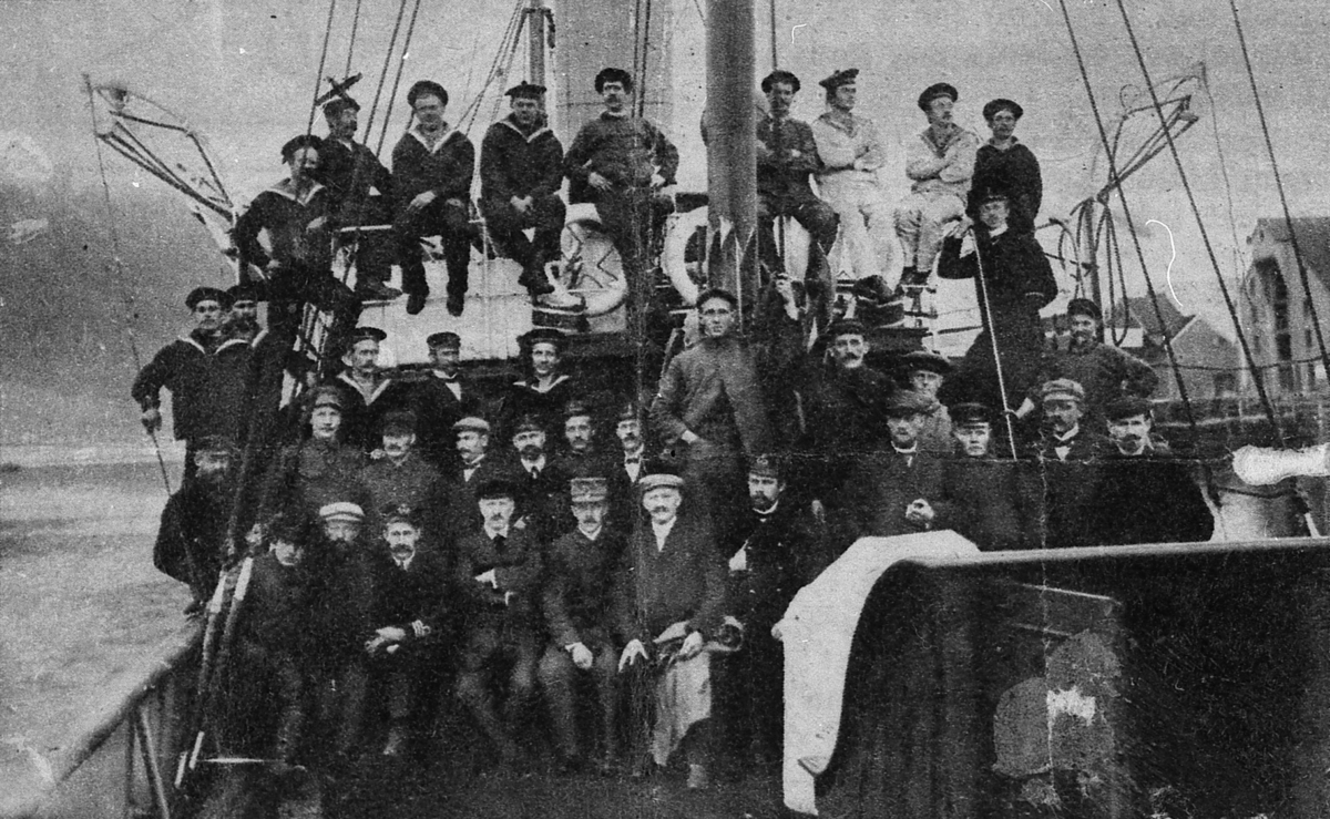 Rittmester Isaksens ekspedisjon på Spitsbergen i 1909 med
 S/S "Jarm", Marinen. Søren Svendsen til venstre i bakerste rekke.