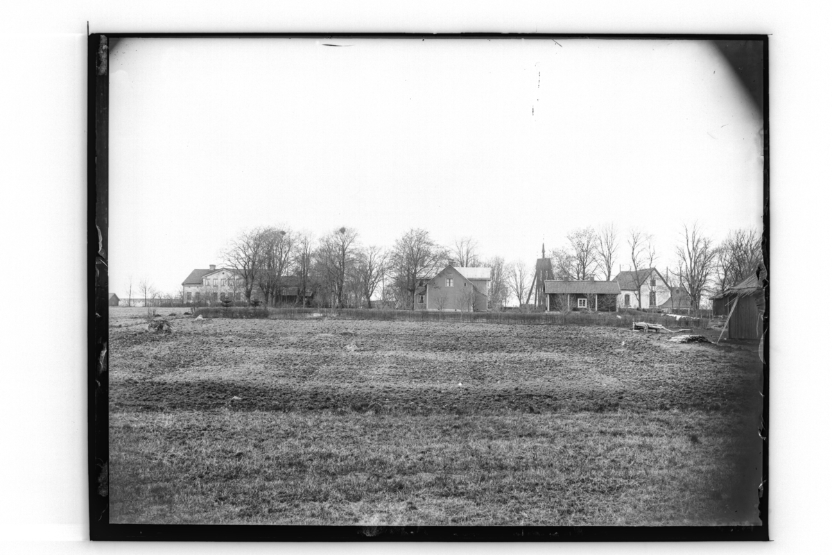 Almby kyrka och sju byggnader.
Prästgården. Till vänster syns Tybble gård.