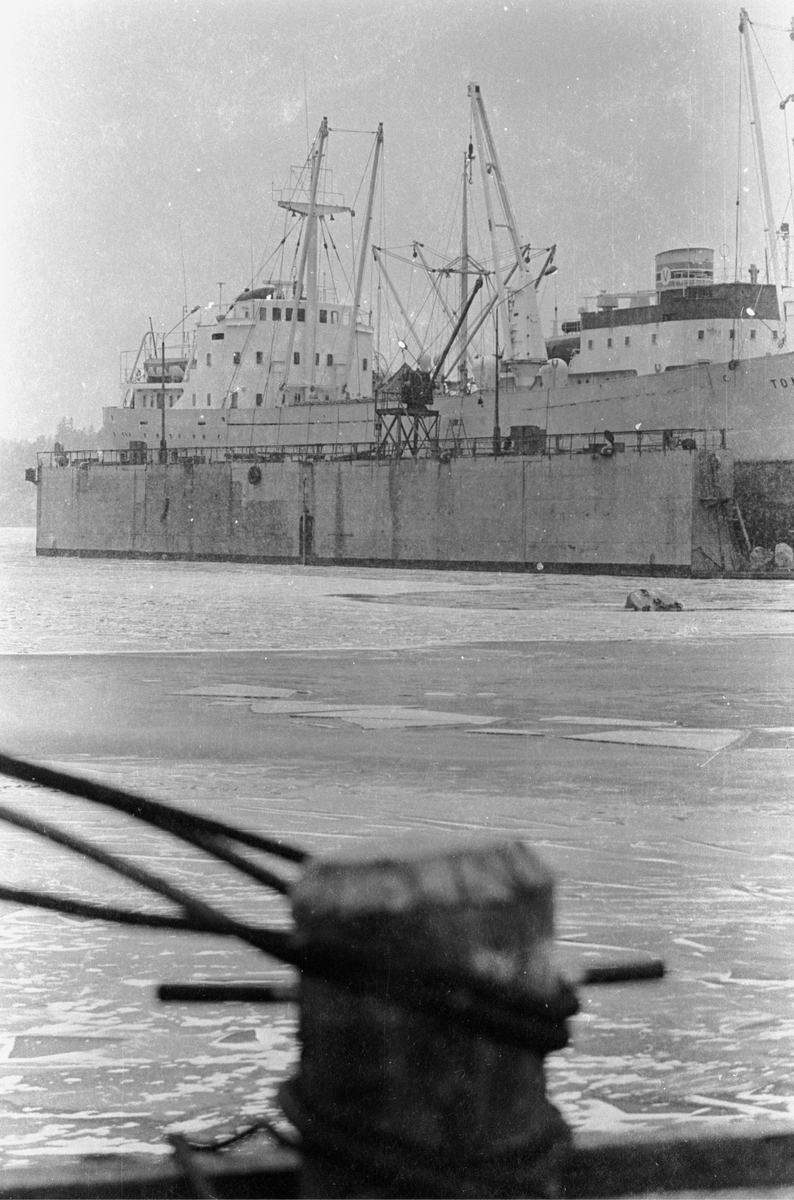 Ekensbergs varv 1970. Pollare på brygga. I bakgrunden i lilla dockan lastmotorfartyget TONNA och till h i stora dockan lastmotorfartyget BECKY.