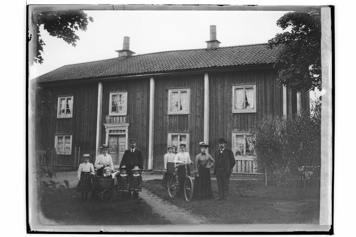 Bergsmansgård, 10 personer. C.J. Bergman - Örebro läns museum ...