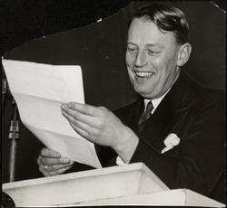 Thorleif Reiss leser i radio.