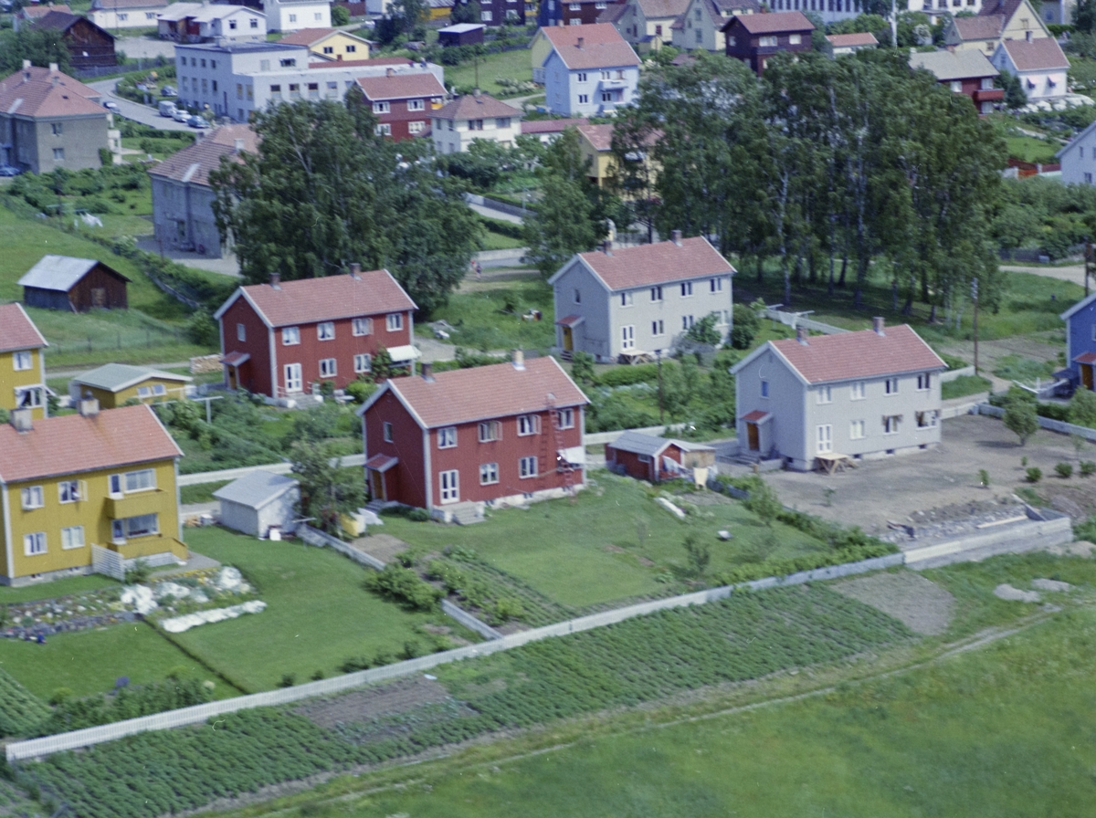 Flyfoto, Lillehammer, Busmoen,  Olsen Bergs gate med  bolighus, Bjørklunds osthøvelfabrikk i bakgrunn og Lillehammer Cementvarefabrikk og vedsentral, også nevnt som Braanås vedlager, bak til venstre.