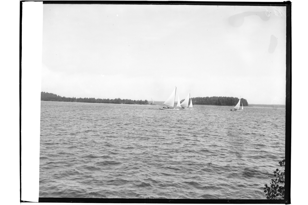 Segelsällskapets första segling i juni 1908 på Hjälmaren.
3 segelbåtar.