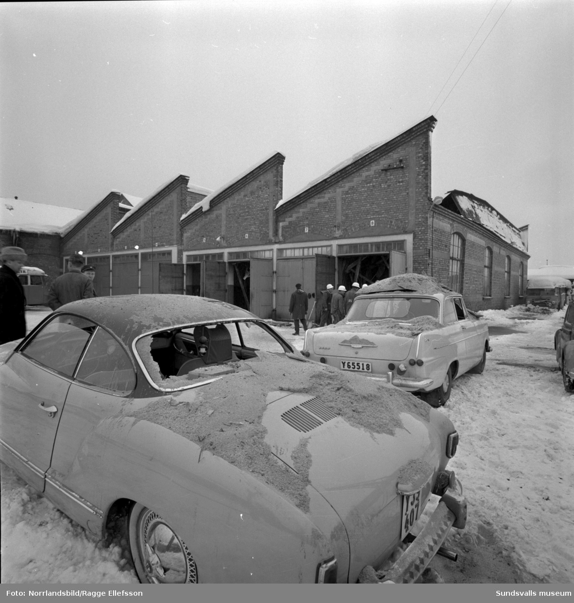 En tidig morgon i slutet av december 1965 blev snömassornas tyngd för mycket för taket på stadens bussgarage vid Landsvägsallén. Lyckligtvis hade de 30-talet bussförarna precis hunnit iväg för att påbörja dagens körningar då taket till de tidigare spårvagnsstallarna rasade samman. Chaufförerna hade dock parkerat sina privata bilar i garaget så de materiella skadorna blev stora. En buss och tre personbilar totalförstördes och ytterligare ett tiotal bilar skadades. Två av garagelängorna fick rivas helt medan de två vänstra finns kvar än i dag (2017).