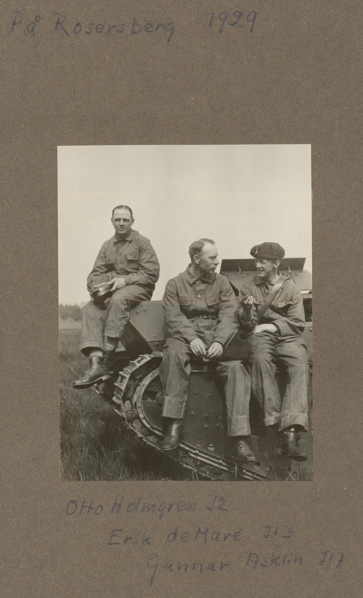Tre män sittande på stridsvagn m/1921 (eller m/1921-1929). Från vänster: Otto Holmgren Göta livgarde I 2, löjtnant Erik de Maré Dalregementet I 13 och löjtnant Gunnar Asklin Bohusläns regemente I 17. Soldaterna deltog i stridsvagnskursen vid Göta livgardes stridsvagnsbataljon år 1928-1930.