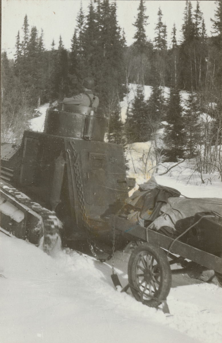 Stridsvagn m/1921 (eller m/1921-1929) med släp körs på fjället.