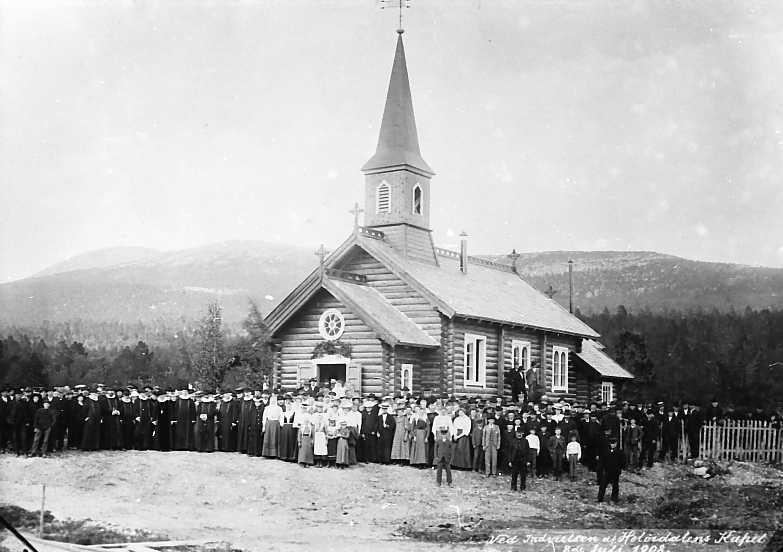 Kapell, personer, klær. 
Tekst på bildet: Ved Indvielsen af Holøidalens Kapel 8. juli 1908