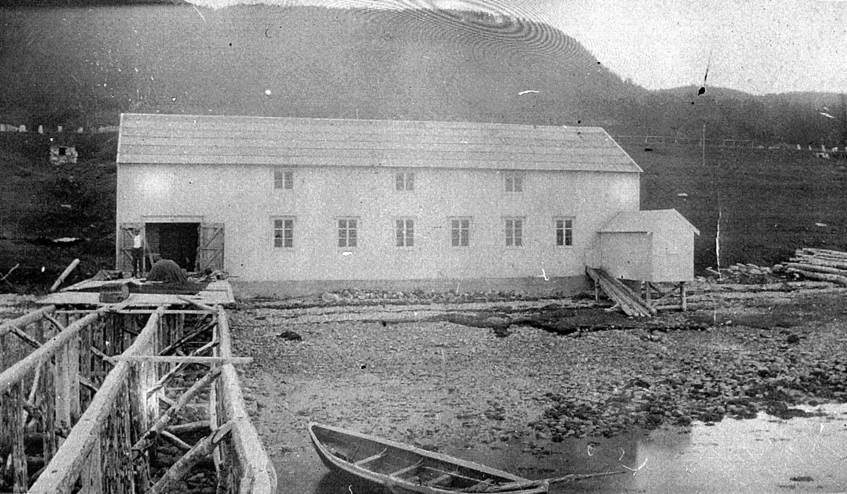Tønnefabrikk på Mortenhals, Balsfjord. Tønnefabrikken brant i 1934.