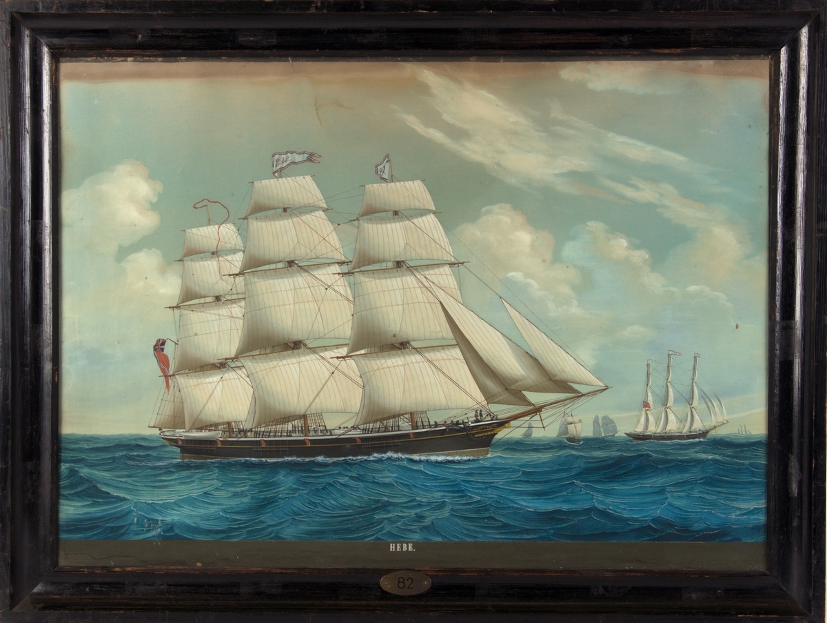 Skipsportrett av fullrigger HEBE under fulle seil i åpen sjø. Unionsflagg akter. Flere seilskip sees i maleriet.