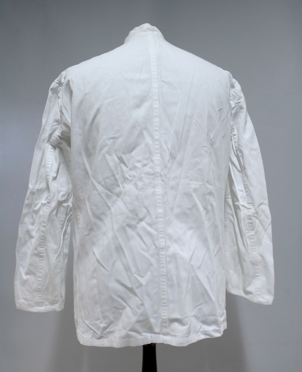 To hvite dobbeltspente korte frakker med tre lommer.