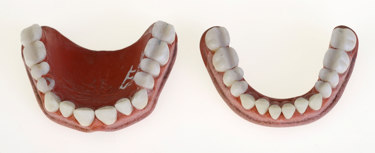 Tannprotese laget av kautsjuk og tenner av porselen.