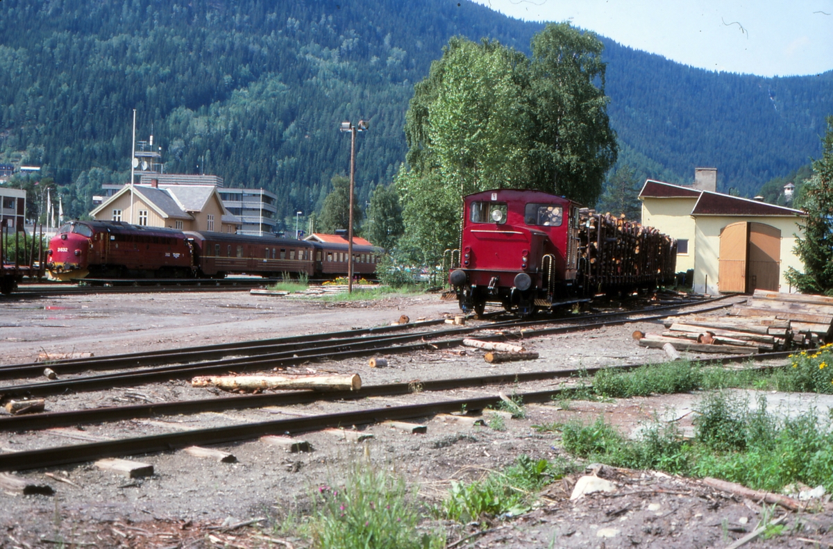 Fagernes stasjon. Spor til svingskive og lokomotivstall. Skiftetraktor type 220a. I bakgrunnen står persontog til Oslo S med lokomotiv type Di 3.