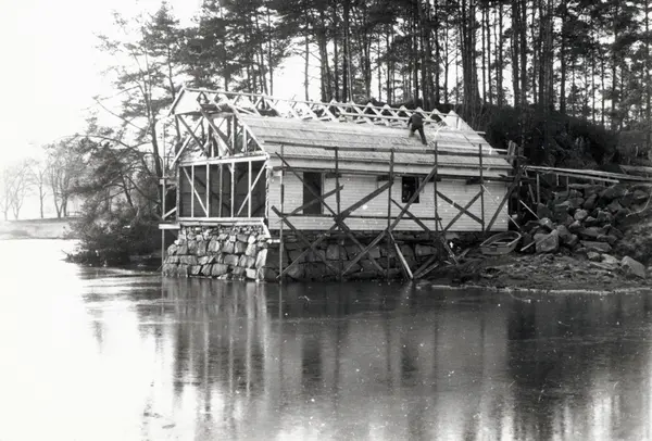 Bildeserie av gjenoppføringa av Larsnesbua, også kallt Selje