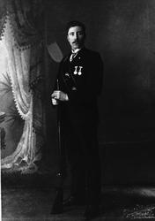 Studioportrett av Ole Holmen.