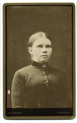 Portrett av ung kvinne.