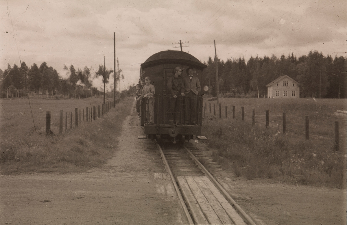 Et av de siste ordinære tog på Urskog-Hølandsbanen ved Killingmo stasjon.