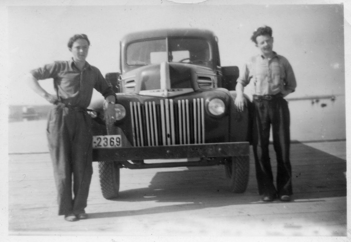 Mathis Henriksen (t.h) sammen med en annen ung mann foran lastebil av merket Ford. Lastebilen, som tilhørte en Øverdal, gikk senere gjennom isen på Rovvannet på Seidafjellet.