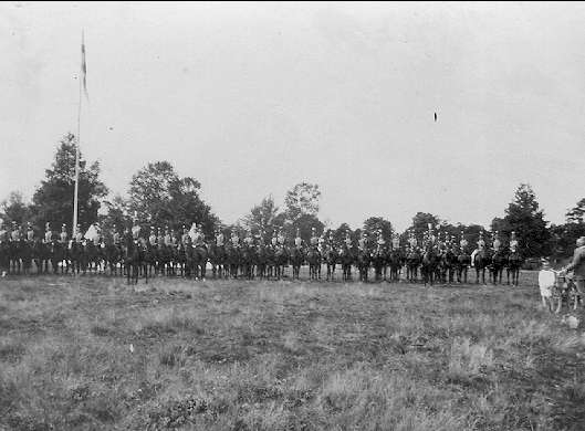 Regementet till häst uppställd på fältet mellan lägret och "källan" inspekteras av prins Eugen. 1/8 1920.