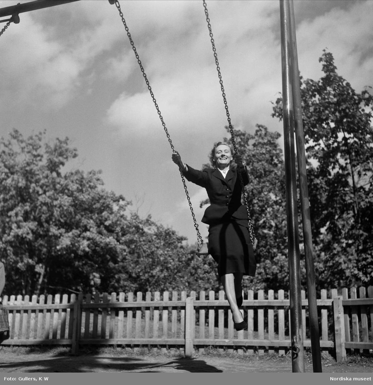Författarinnan Astrid Lindgren gungar i Vasaparken.