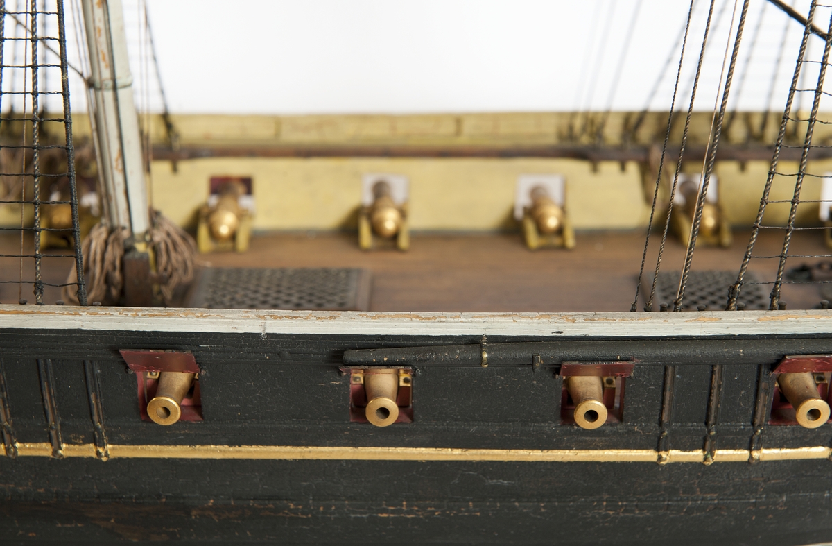 Fartygsmodell, föreställande en 20-kanoners brigg kallad "la Coquette".
Skala 1/64.
Franskt arbete från början av 1800-talet. Svart ovan vattenlinjen.
Förgylld list under livhultet. Gulbronserad undervattenskropp. Reling vit.
Riggad utan segel. Undermaster, bogspröt, märsar, mesanbom samt gaffel och stångfötter vitmålade. Rårna svarta. På däck 20 st metallkanoner i gulmålade lavetter. Kanonportarna invändigt röda. I akterspegeln namnbrädaav papper (defekt). 2 st låringsbåtar.