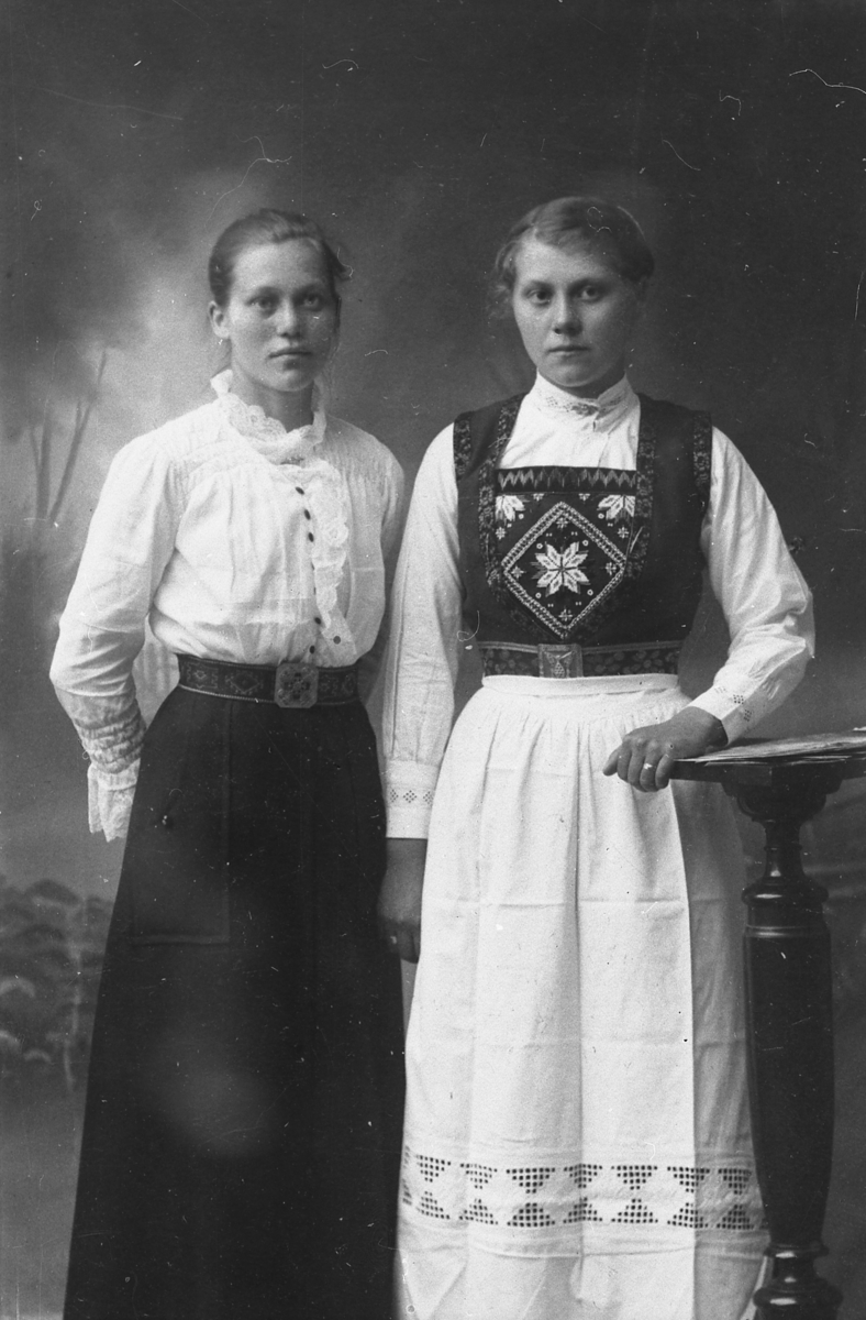 Atelierportrett av Olefine Oleussen, f. 1901 og Ingeborg Sivertsen, f. 1901.
Tranøy 1916.