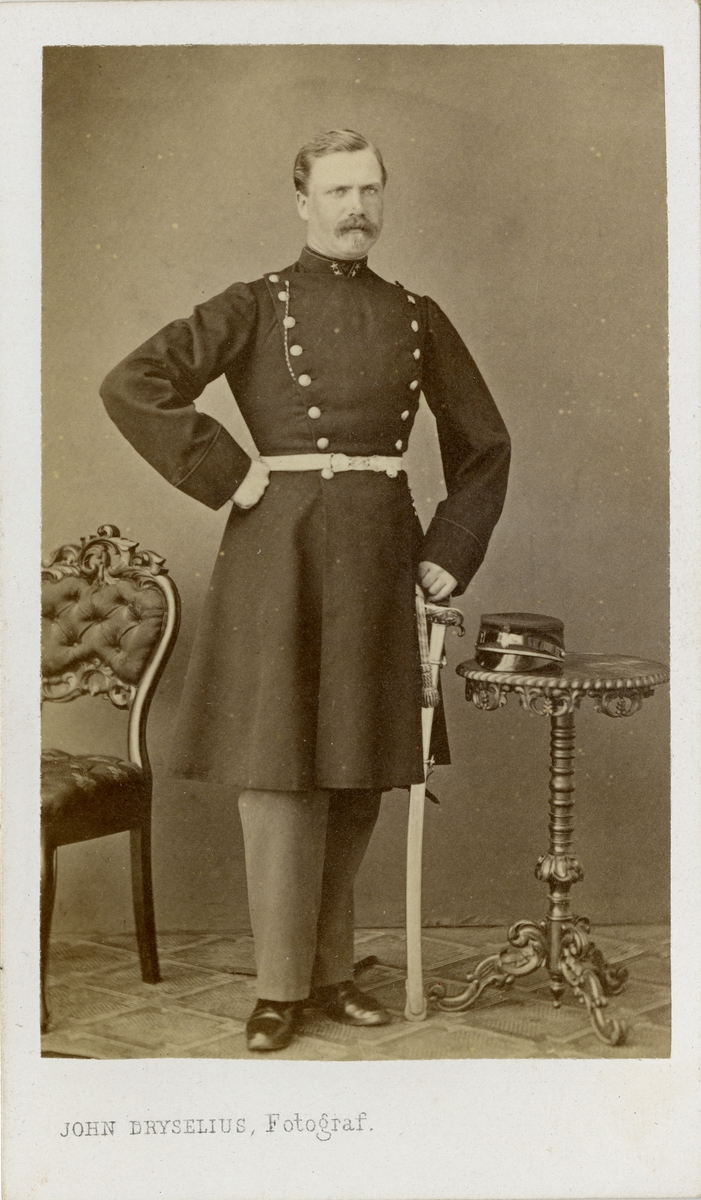 Porträtt av Pher Joh. Emanuel Johansson, löjtnan vid Jönköpings regemente I 12.
Se även AMA.0007675.