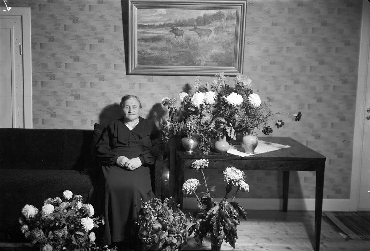 "Fru Pettersson 60 år" i hemmet i Storvreta, Uppland 1938