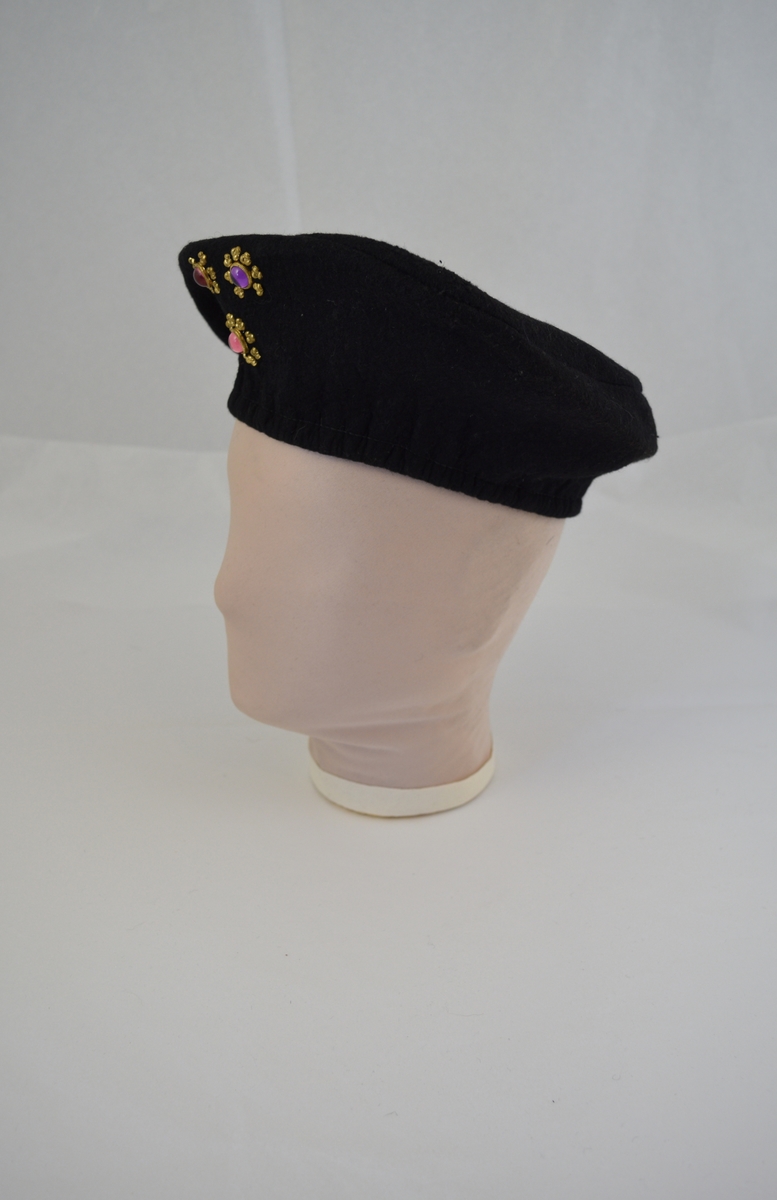 3 smykkesteiner i messingfarget innfatning.