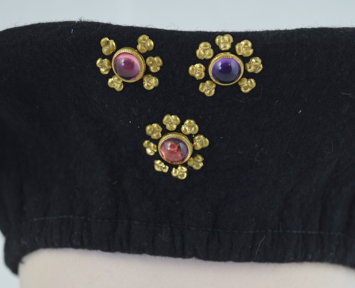 3 smykkesteiner i messingfarget innfatning.