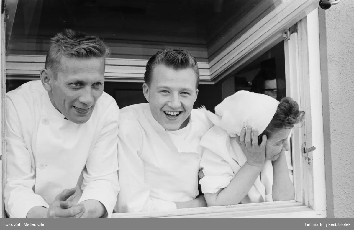 Vadsø 17.5.1969. Fotoserie av Vadsø-fotografen Ole Zahl-Mölö. Kjøkkenpersonalet står i vinduet og kikker på 17.mai-feiringen.
