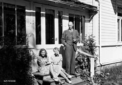 Familien Horst fotografert på verandatrappa utenfor villaen 