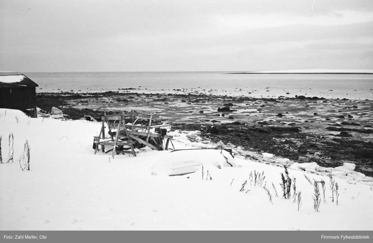 Serie bilder fotografert i Vadsø 1968-69. Anleggsarbeid langs en veistrekning i Vadsø.
