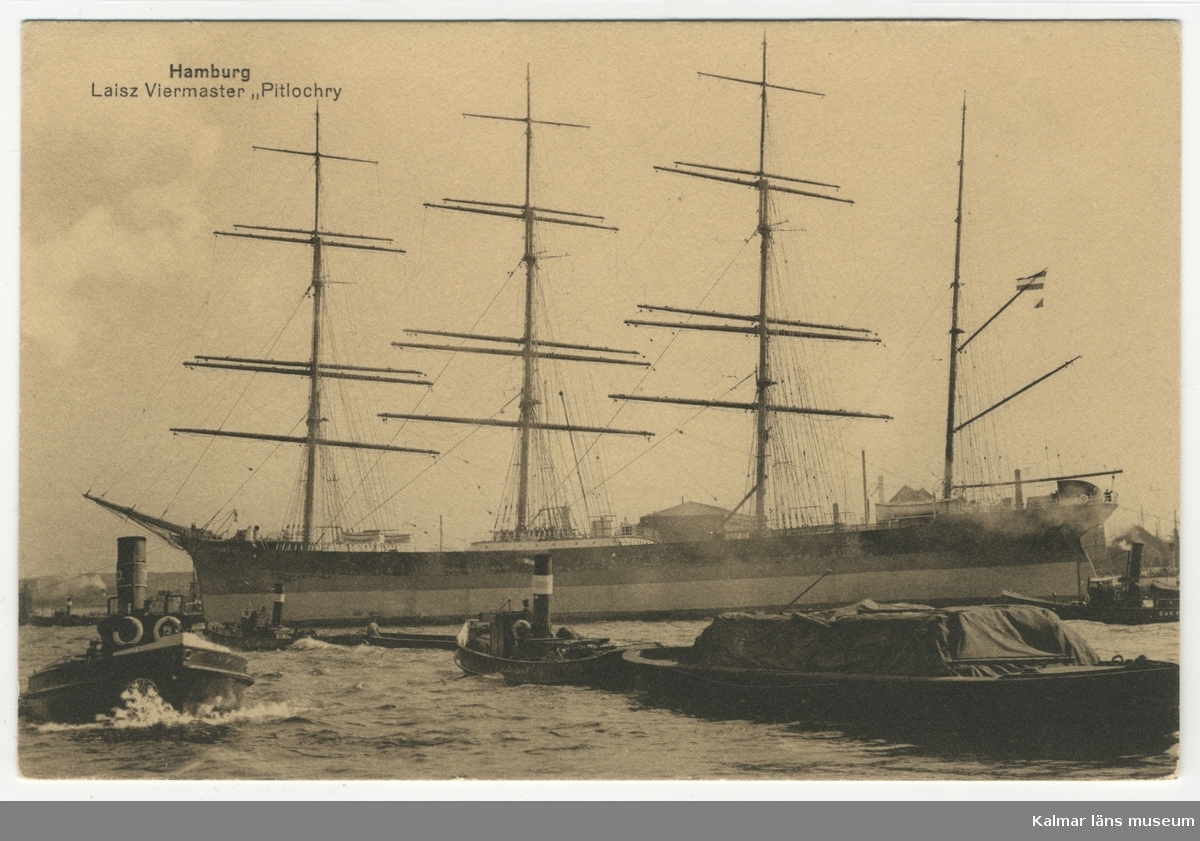 Hamburgs hamn med ett segelfartyg, stor fyrmastad bark, Laisz Viermaster Pitlochry, i förgrunden flera bogserbåtar och en pråm(?).