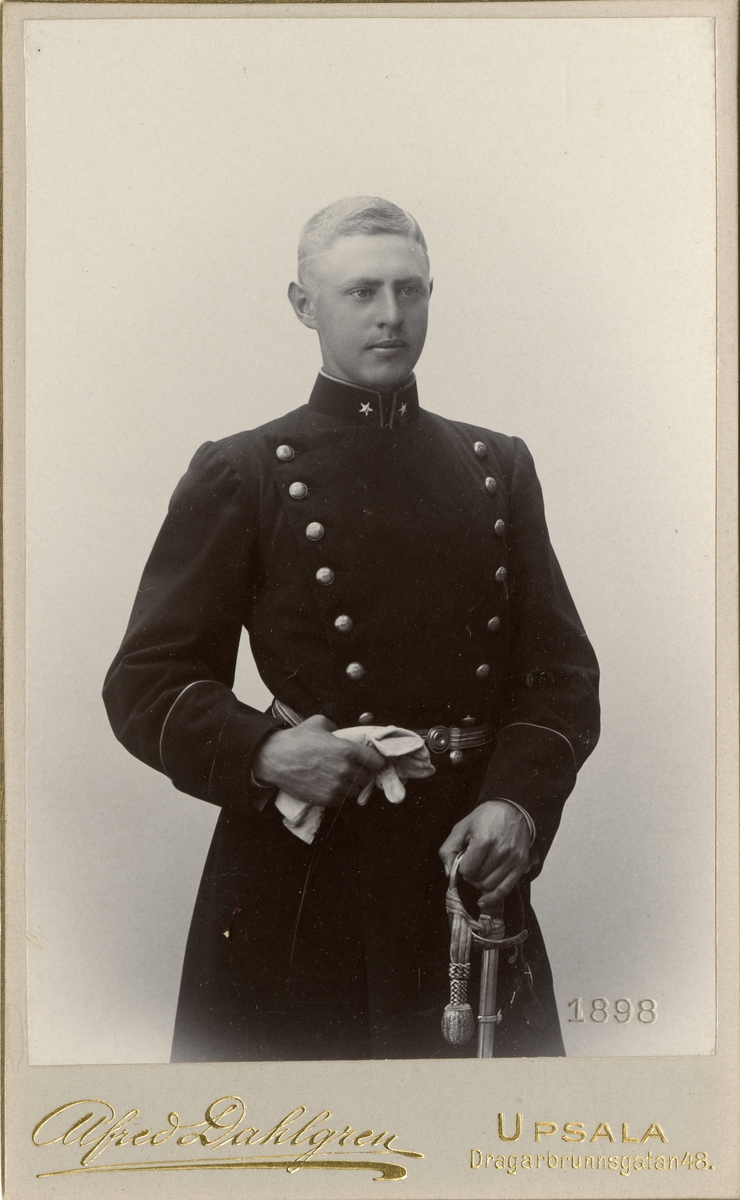Porträtt av Torsten Axel Quennerstedt, underlöjtnant vid Upplands regemente I 8.
Se även AMA.0009828.