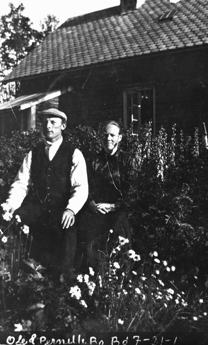 Portrettbilde av Ole og Pernille Bø i hagen foran et hus.