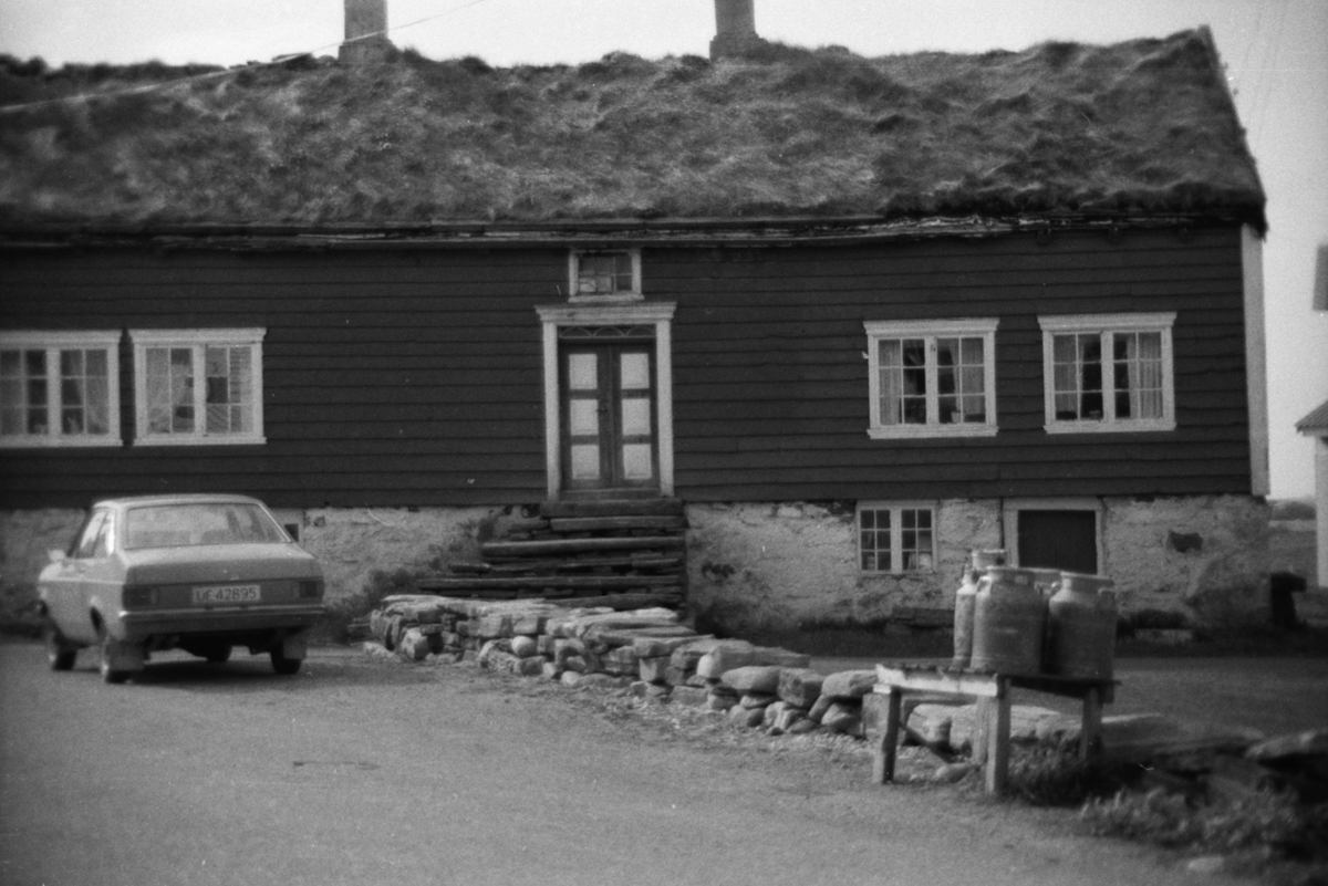 Dokumentasjonsbilder i serie av et gammelt våningshus på Molnes, Vigra.