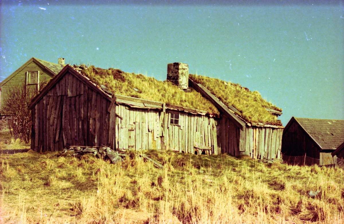 Ei gammal stove på Rasmusgarden på Uksnøya i Sandøy kommune. Bilder fra forskjellige vinkler.