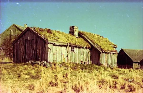 Ei gammal stove på Rasmusgarden på Uksnøya i Sandøy kommune.