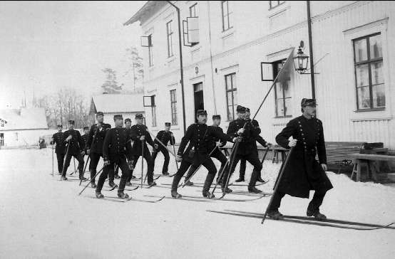 Infanterivolontärskolan Karlsborg, senare rekrytskolan för infanteriets off- och res.off. Aspiranter 1878 - 1927. Skidlöpare-kåren vid 1885-85 års volontärskola. Byggnaden till höger är östra kasernen.
